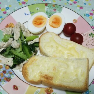 ササミ小松菜炒めとチーズトーストと茹で卵の朝食☆